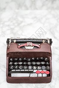 白色背景的怀旧微型打字机Figrine白背景的怀旧微型打字机背景图片