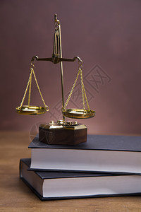 司法的尺度和黑背景桌上手架图片