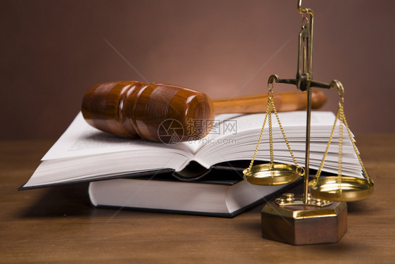 司法的尺度和黑背景桌上手架图片
