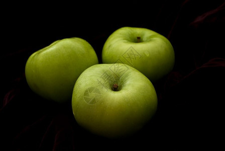 三个绿苹果图片