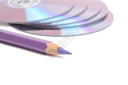 紫色铅笔和白的CD关闭图片