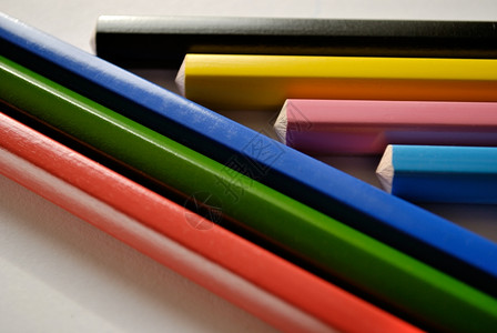 彩色铅笔RGB和CMYK图片