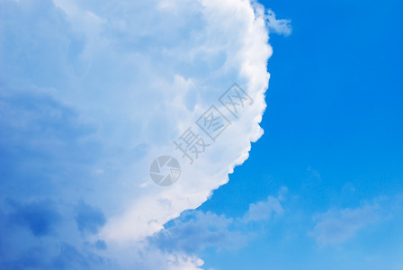 天空背景的自然云层图片
