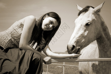 漂亮女孩和马的肖像户外拍摄图片