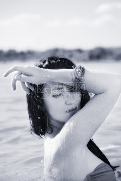 水中有吸引力的妇女夏季肖像图片