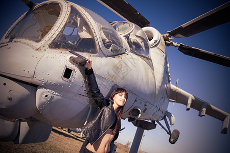 一架旧直升机背景的女孩肖像图片