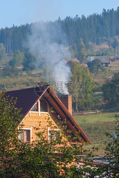 村里的烟囱雾图片