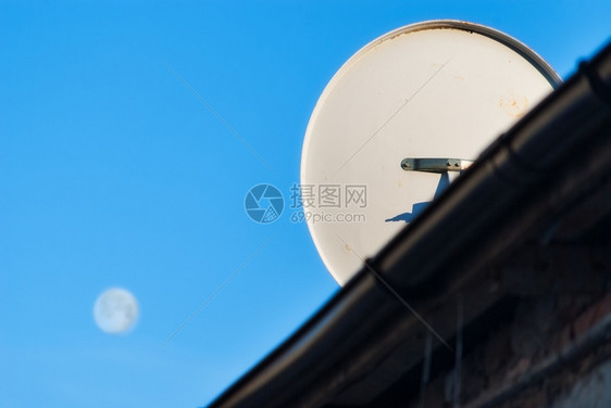 天空月亮背景的顶上卫星线图片