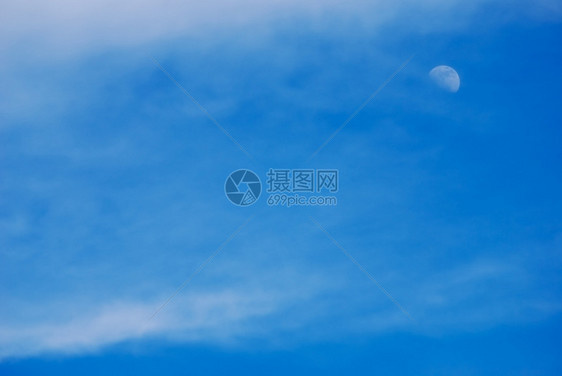 美丽的天空背景云和月亮图片