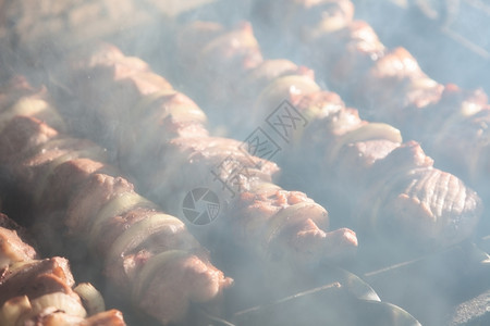 美味的烤肉片串图片