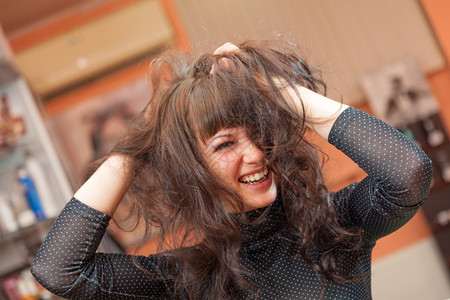 性感尤有魅力的女孩野生头发的乐趣在室内肖像背景