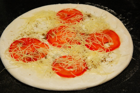 意大利含番茄和奶酪的佛加西面包图片