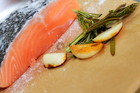 挪威大蒜鲑鱼片配西红柿和虫害图片