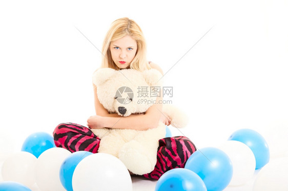 穿着睡衣的漂亮女孩带着泰迪熊和气球图片