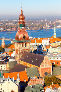 从圣彼得里加教堂观察台顶端的市中心和多姆大教堂的视图图片