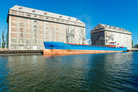 Gdansk海港码头附近的货轮Gdansk海港图片
