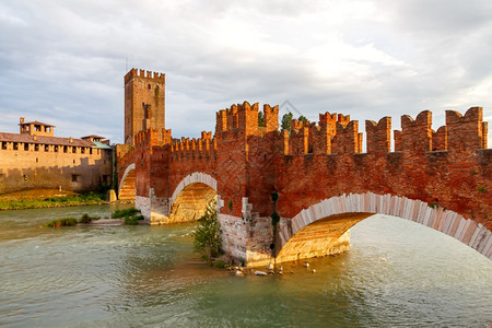 意大利维罗纳的中世纪石桥斯卡利盖格罗靠近卡斯特尔韦奇奥横跨阿迪格河建于14世纪图片