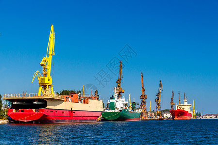 港口起重机Gdansk海港一个码头上的大型起重机Gdansk海港背景