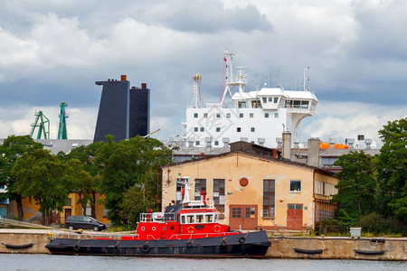 红色拖船在Gdynia港口的码头Gdynia海港图片