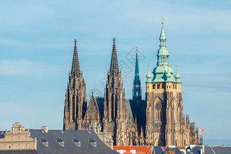 布拉格和圣维图斯大教堂的旧景象红色屋顶和塔楼布拉格从上面看这座城市图片
