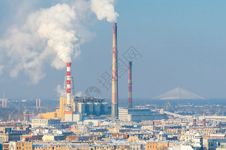 Wroclaw与一个热电厂在冬季的景象图片