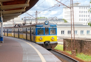 Gdynia市火车站的客运列Gdansk客运列车图片