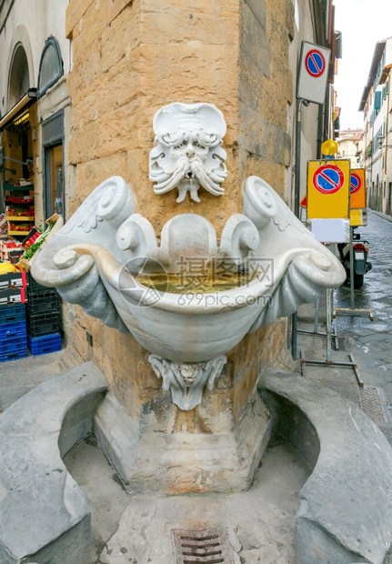 意大利佛罗伦萨的老大理石户外饮用喷泉图片