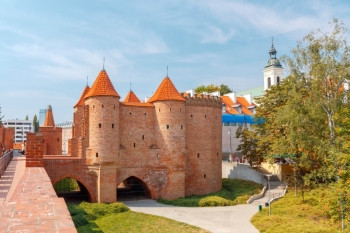 中世纪堡垒的一部分在华沙的巴尔比桑周围华沙加强巴比克人图片