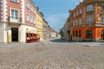 在华沙历史中心老城多色古的房屋外表图片