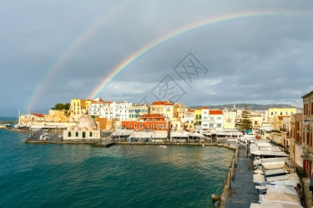 工业码头Chania岛威尼斯海滨雨后彩虹的景象希腊CreteHassanKuchukPasha清真寺背景