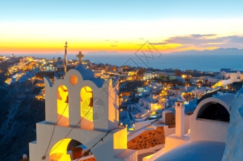 日落时分希腊圣托里尼岛奥亚村的美景图片
