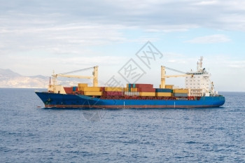 在希拉克利翁港入口处装载集箱船希腊克里特地中海集装箱船图片