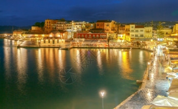 夜幕的景象有灯笼和古老的港口在希腊臘尼亚夜幕古老港口图片