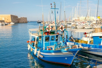 希拉里昂旧港口的渔船在希拉里翁的旧港口钓多色渔船希腊克里特图片