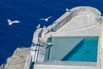 希腊Fira村火山坡上的游泳池希腊桑托里尼图片