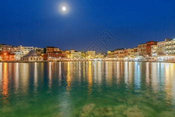 Chania晚上的旧港口银行和夜光下的KucukHasanPasha清真寺希腊的ChaniaCrete图片