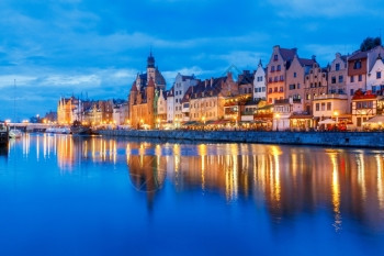 Gdansk夜间中央堤岸晚上在Gdansk的中央滨水口有多色外墙和船图片