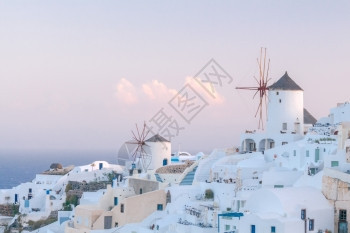 希腊圣托里尼奥亚村日落时的白色风车图片