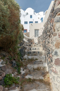 希腊圣托里尼岛通往海洋的传统狭窄街道图片