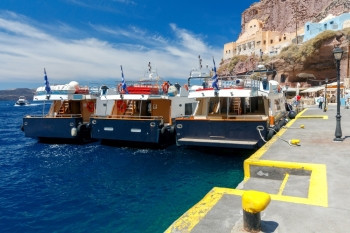 Fira旧港口的景象早上阳光明媚的旧港口Fira的客轮希腊圣托里尼图片