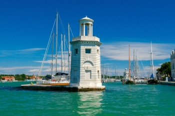圣乔治马吉奥雷岛的灯塔圣乔治马吉奥雷岛的威尼斯环礁湖旧灯塔图片