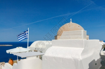 OiaSantorini的传统建筑Oia村传统希腊教堂的蓝色圆顶图片