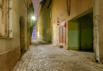 古老的传统街道晚上有可塑石街爱沙尼亚塔林图片
