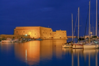 希拉里昂古老的威尼斯堡垒晚上看中世纪威尼斯城堡和日落的希拉里翁港腊船头表面的模糊运动图片
