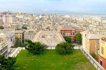 热那亚城市的老地方山上热那亚的空中景象图片