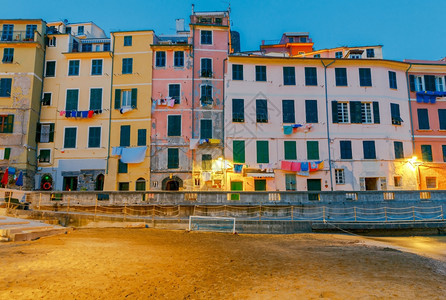夜晚意大利韦纳扎村海滨的老主广场意大利利古里亚公园图片