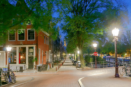 清晨城市街道灯光照亮阿姆斯特丹荷兰清晨城市街道图片