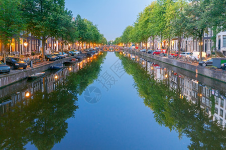 阿姆斯特丹城市运河清晨有灯光荷兰图片