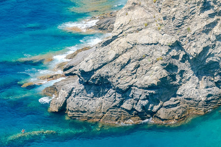 科尼格利亚公共海滩小石头在科尼格利亚村附近有水晶清澈的辛克特尔利古里亚图片