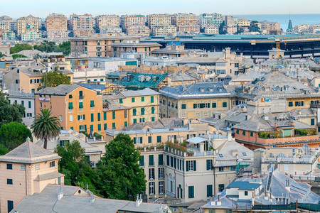 热那亚从山顶对的空中观察热那亚从观察甲板BelvedereLuigiMontaldo对城市的空中观察图片